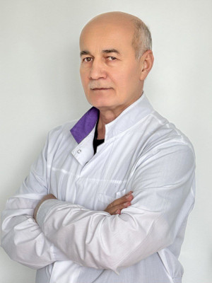 Заведующий хирургическим отделением Курбони Носири Сафарзода